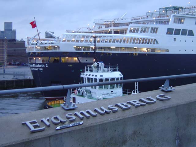 Cruiseschip ms Queen Elizabeth II van Cunard Line aan de Cruise Terminal Rotterdam